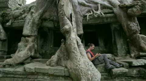 Young man reading book in preah khan temple, angkor Video stock 12172188