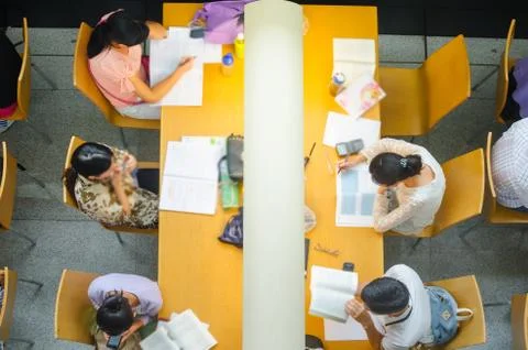 Young man reading in the library Foto stock