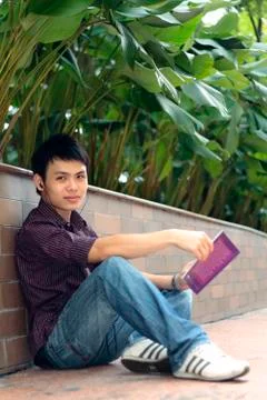 Young man reading Foto stock