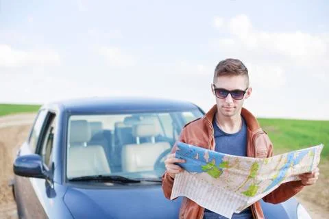 Young man reading road map Foto stock
