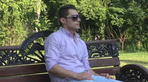 ,,Young man  is relaxes in the park Vídeos de archivo 25554233