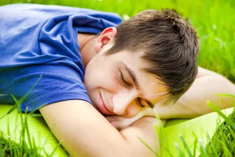 Young Man rest on the Grass Foto stock
