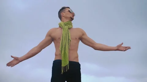 Young man rises hands on sky background Vídeo Stock 90653050