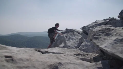 Young man rock climbing. Vidéo 76740020