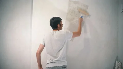 Young man with a roller in his hands Vidéo 148829087