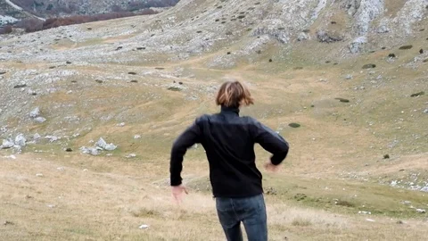 Young man running along the mountain Durmitor, Montenegro Video stock 70018957