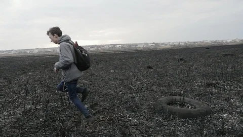 Young man running and jumping on the rubber tire on the burnt ground in the 動画素材 105545404
