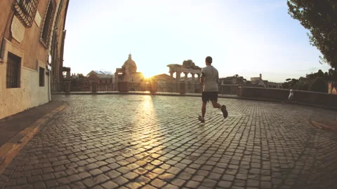 Young man in running clothes taking pictures in front of the Roman Forum at Vídeo Stock 242109681