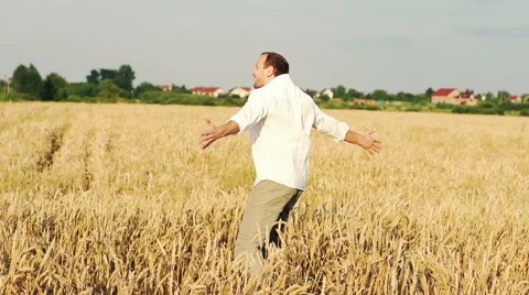 Young man running in field super slow motion, 240Fps HD Видео 40462095