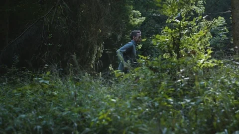 Young man running - jogging through a forest 1 Vidéo 90740043