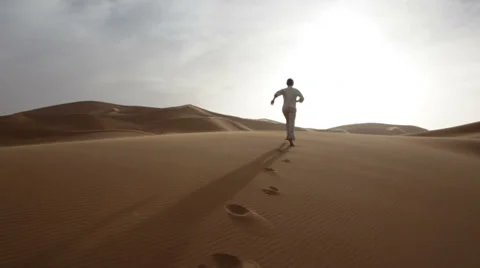 Young man running on sand dunes, Erg Chebbi Dunes, Maroc - HD1080p Canon 5Dmk2 Stock Footage 34446485