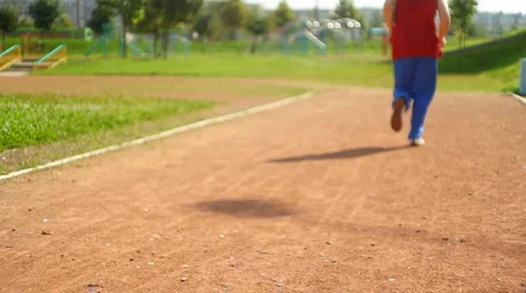 Young man running through the stadium track Vidéo 1160355