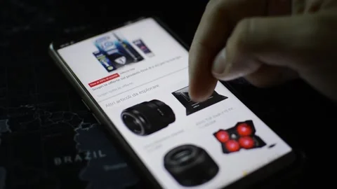 Young man scroll amazon shopping app on his phone. shopping online commerce 库存影片 197411093