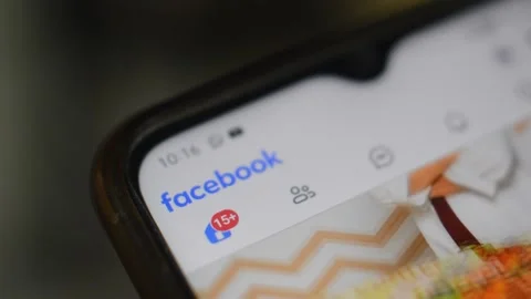 Young man scroll facebook social media app network on the phone screen. 库存影片 254067952