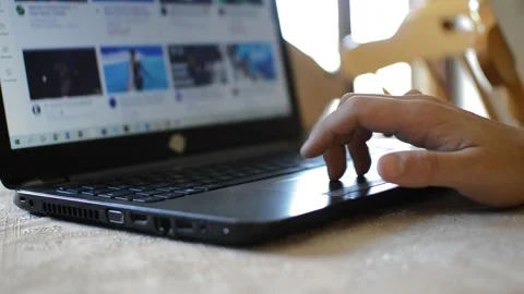 Young man scroll youtube browser on his laptop. youtube laptop communication Vidéo 193995858