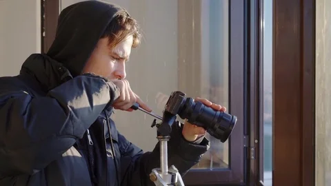 Young man shoots on a compact camera on a tripod 库存影片 82879219
