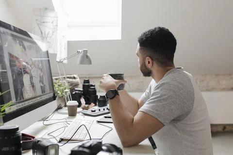 Young man sitting at desk in creative studio Foto stock