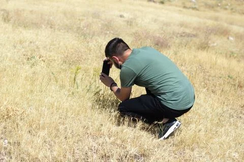 Young man sitting on the grass Stockfoto's