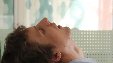 Young man sleeping in workplace Vídeo Stock 90430970