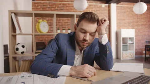 Young man sleeps at the workplace, wake up by pat, continues to work with laptop Vidéo 188786911