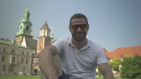 Young man smiling to camera, outdoor. 库存影片 65525372