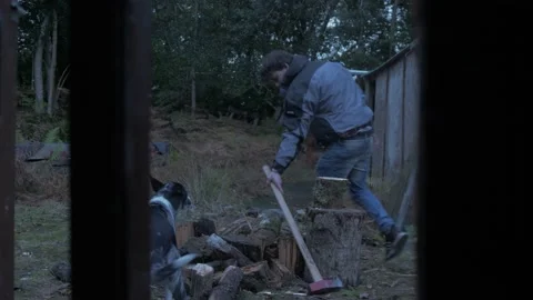 Young man splitting logs living off-grid in nature Video stock 221293945