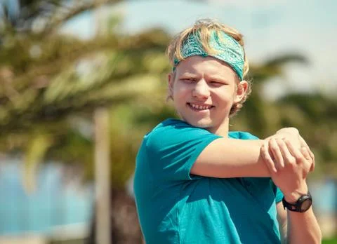 Young man stetching before jogging Foto stock