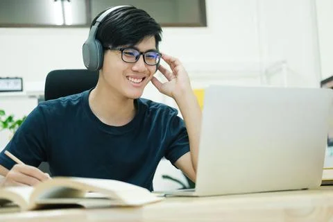 Young man study in front of the laptop computer at home Stock-Illustration