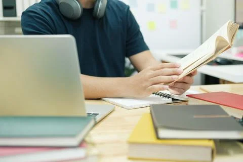 Young man study in front of the laptop computer at home Illustrazione stock