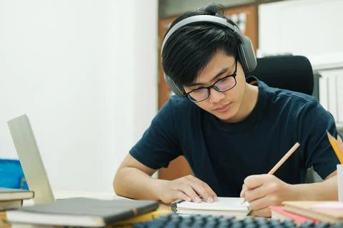 Young man study in front of the laptop computer at home Illustrazione stock