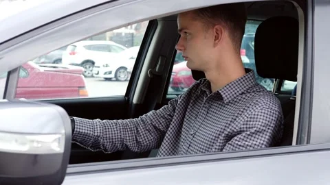 Young man studying at driving school, adjusting the mirrors Vídeos de archivo 141527220