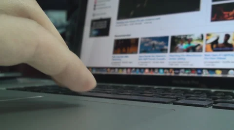 Young Man Surfs The Internet Hand Detail Front-Shot Vídeos de archivo 34045815