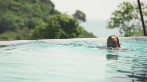 Young man swimming in pool Video stock 56365232