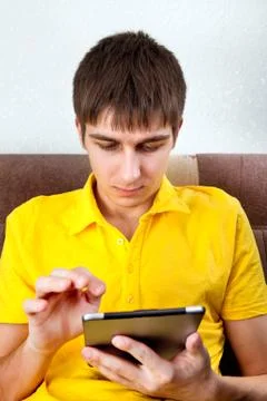 Young Man with Tablet Computer Stock-Fotos
