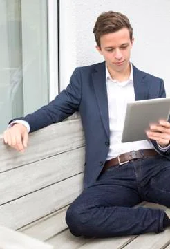 Young man with tablet Stock-Fotos
