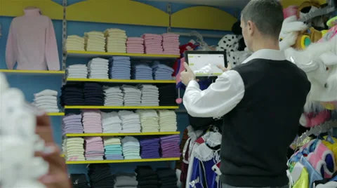 Young man takes video of the tablet in store 動画素材 33650034