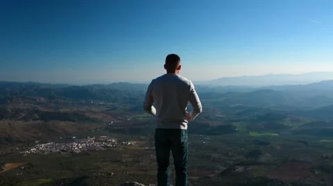 Young man taking a deep breath in nature on a sunny day. Torcal Antequera, Vidéo 58623136
