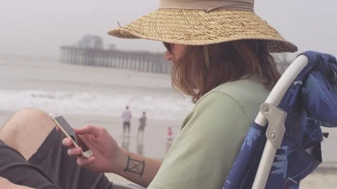 Young man taking a selfie while relaxing at the beach Vídeos de archivo 83031735