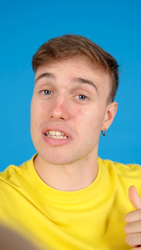 Young man talking to camera Vídeos de archivo 254458244