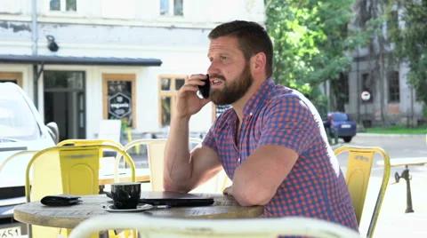 Young man talking by smartphone in cafe, slider shot, right Vidéo 67632987