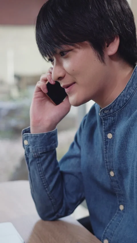 Young man talking on smartphone Video stock 161920607