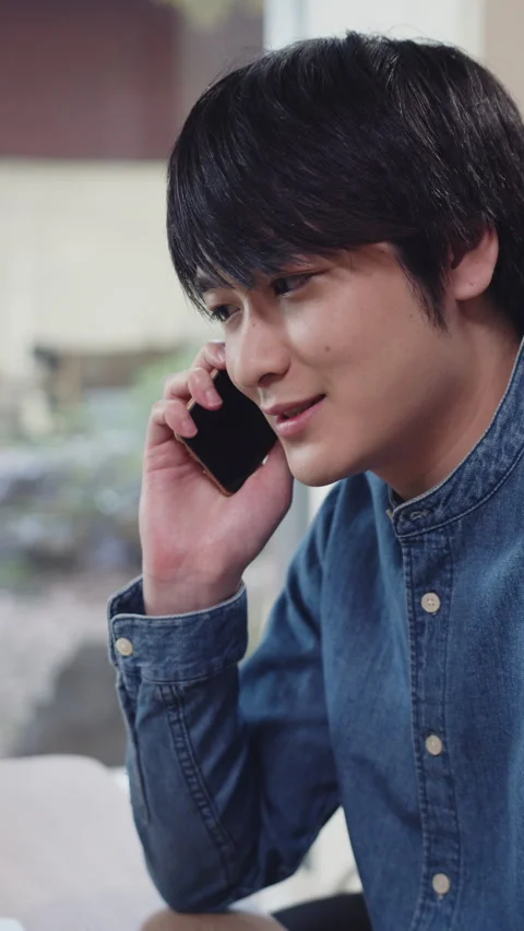 Young man talking on smartphone Stock-Footage 161920626