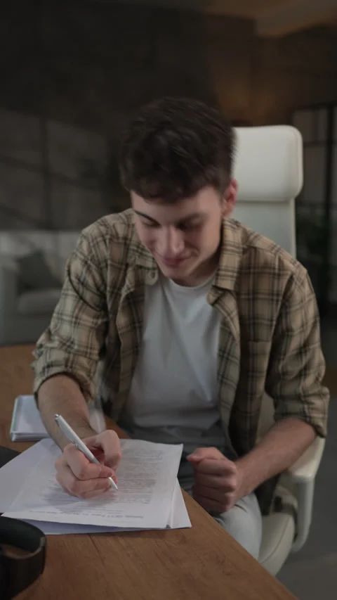 Young man technology blogger prepare for new video for new gadget Stock-Footage 292563639