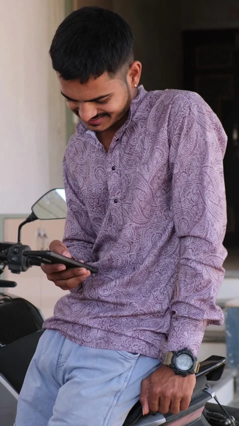 Young Man Texting on Smartphone and Smiling – Happy Reaction Stockbeeldmateriaal 330738248
