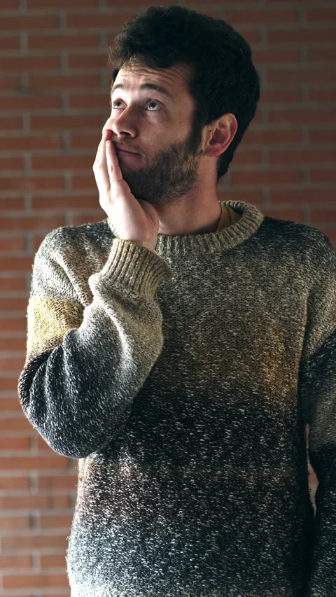 Young man thinking deeply looking up searching solution idea Vídeo Stock 332777812
