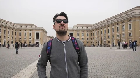Young man from tokyo with backpack in Vatican city and St. Peter's Basilica Video stock 89816597