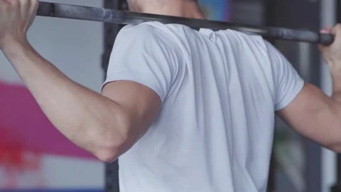 Young Man Training Alone in Gym Vídeo Stock 142139035