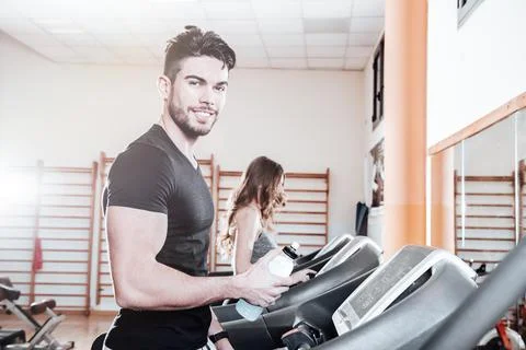 Young man training on a treadmill Foto stock