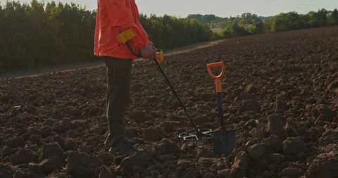 Young man treasure hunter doing archeology in the field. Stock-Footage 272319538