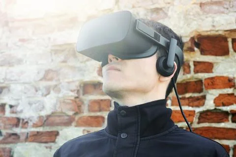 Young man try VR Goggles outdoors and experiencing virtual reality Foto stock